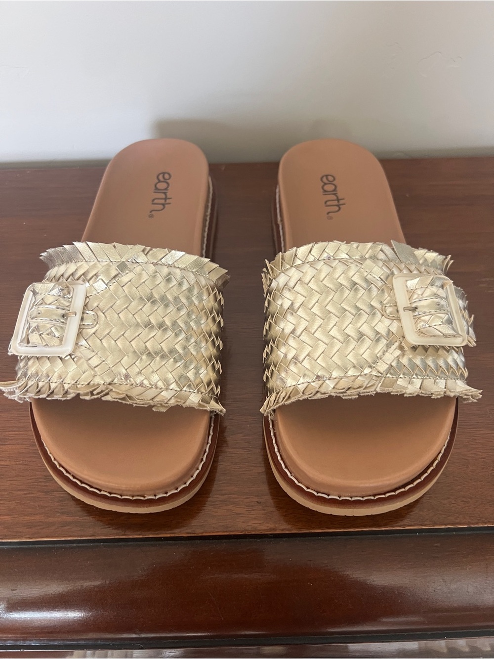 Earth Shoes Women's Fontane Woven Flat Sandals Color Gold
Size 8.5 Date Night